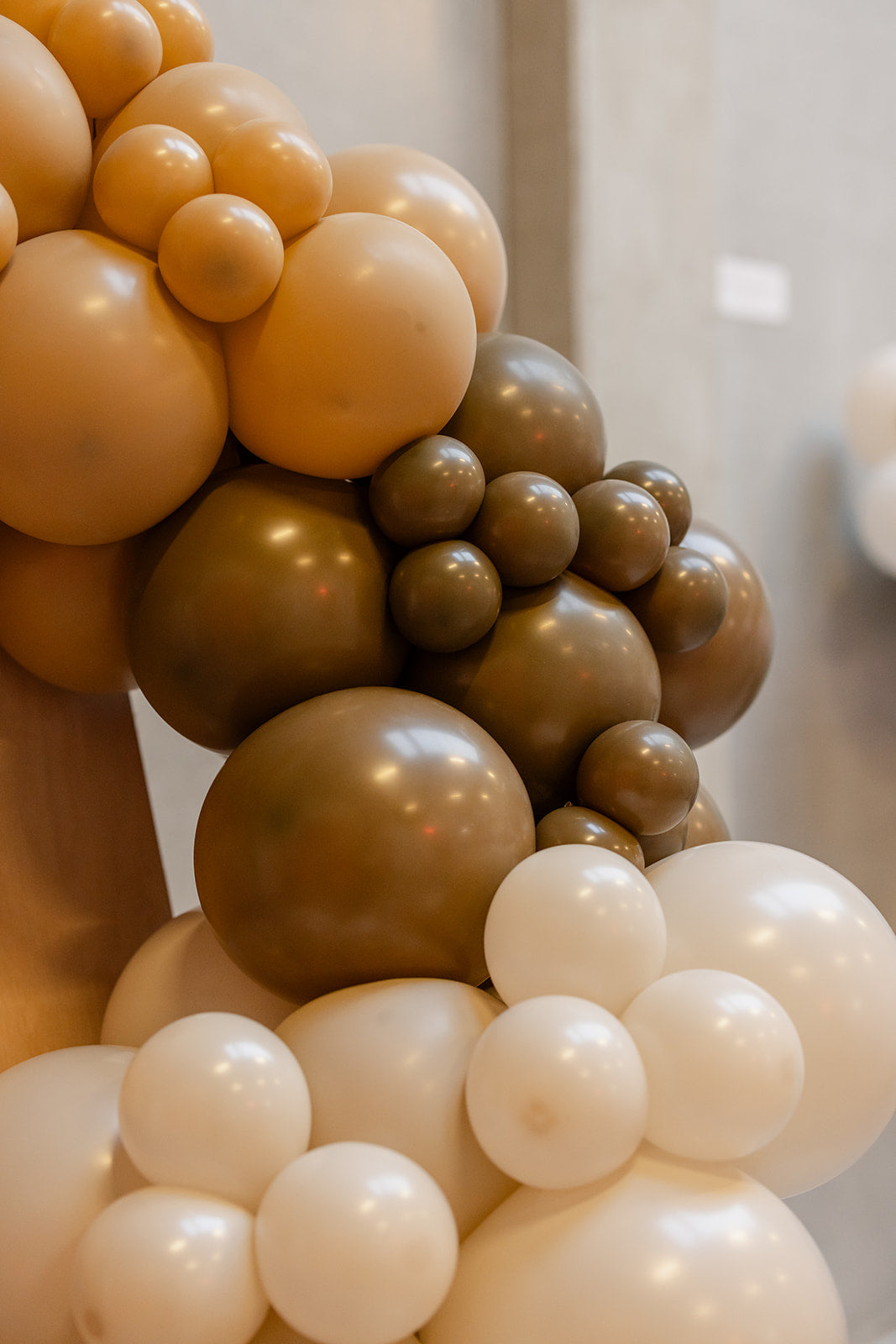 Ballonboog met schildersezel en welkomstbord