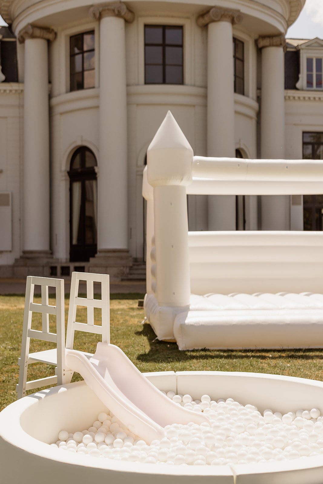Softplay "Ballenbad" incl. wit springkasteel