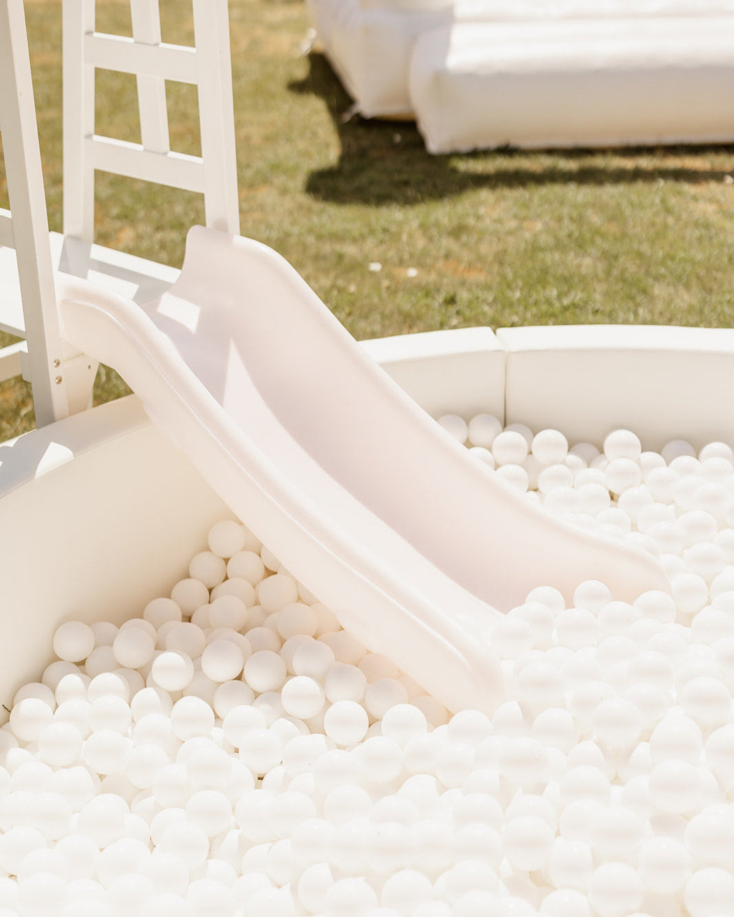 Softplay "Ballenbad" incl. wit springkasteel