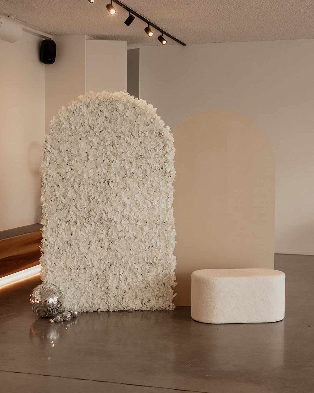 backdrop witte bloemen in combinatie met ander backdrop