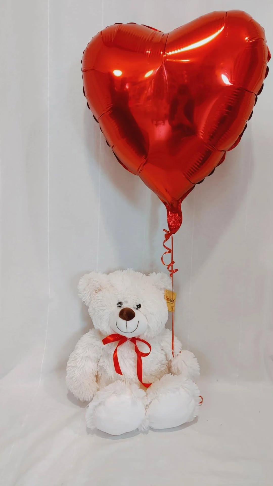 Witte teddybeer met rode helium folieballon hartje